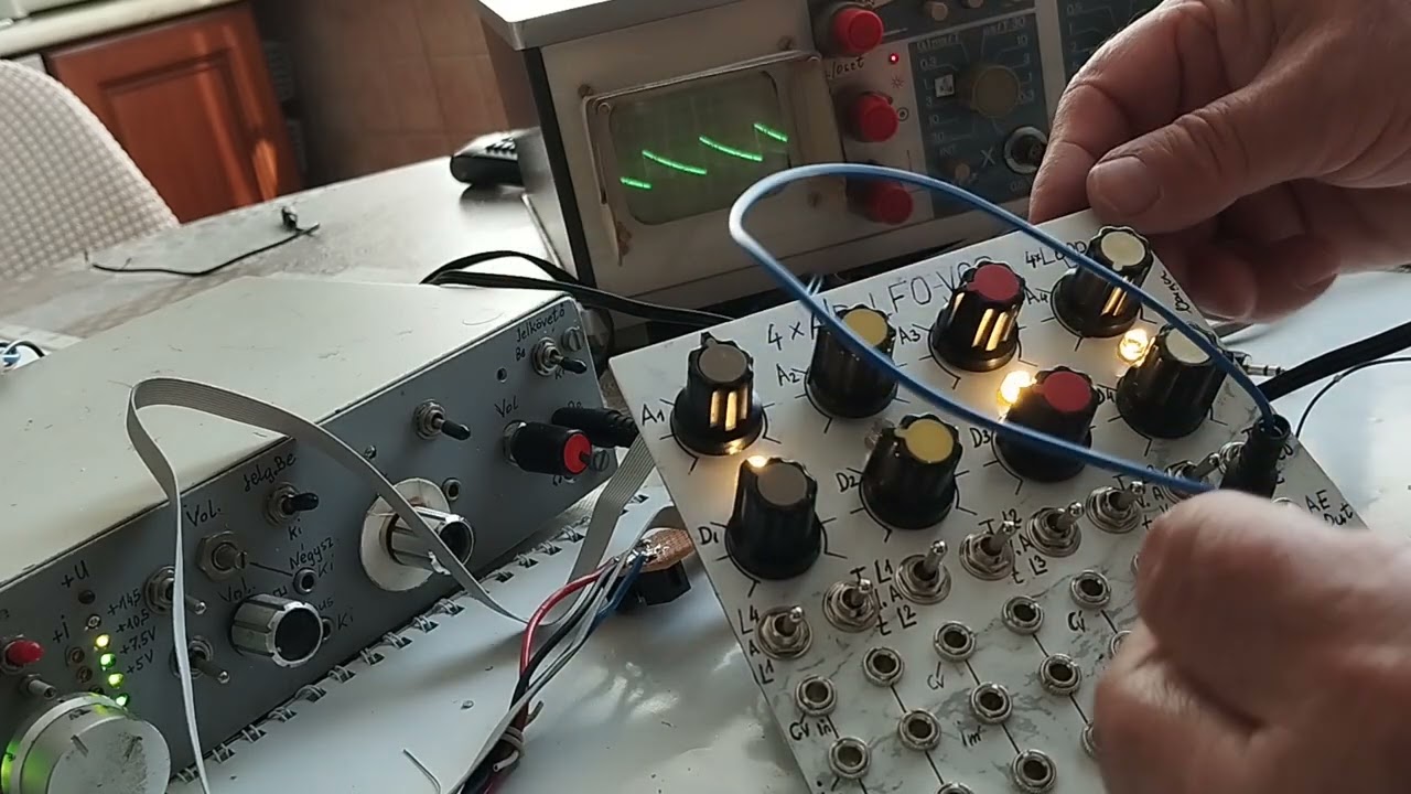 4 A/D vagy 4 LFO vagy 4 VCO