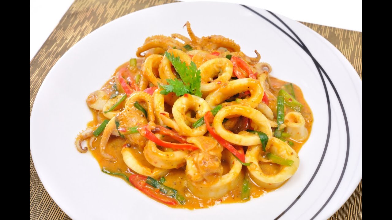 Stir Fried Squid with Salted Egg (Thai Food) - Pla Meuk Phad Kai Kem ปลาหมึกผัดไข่เค็ม