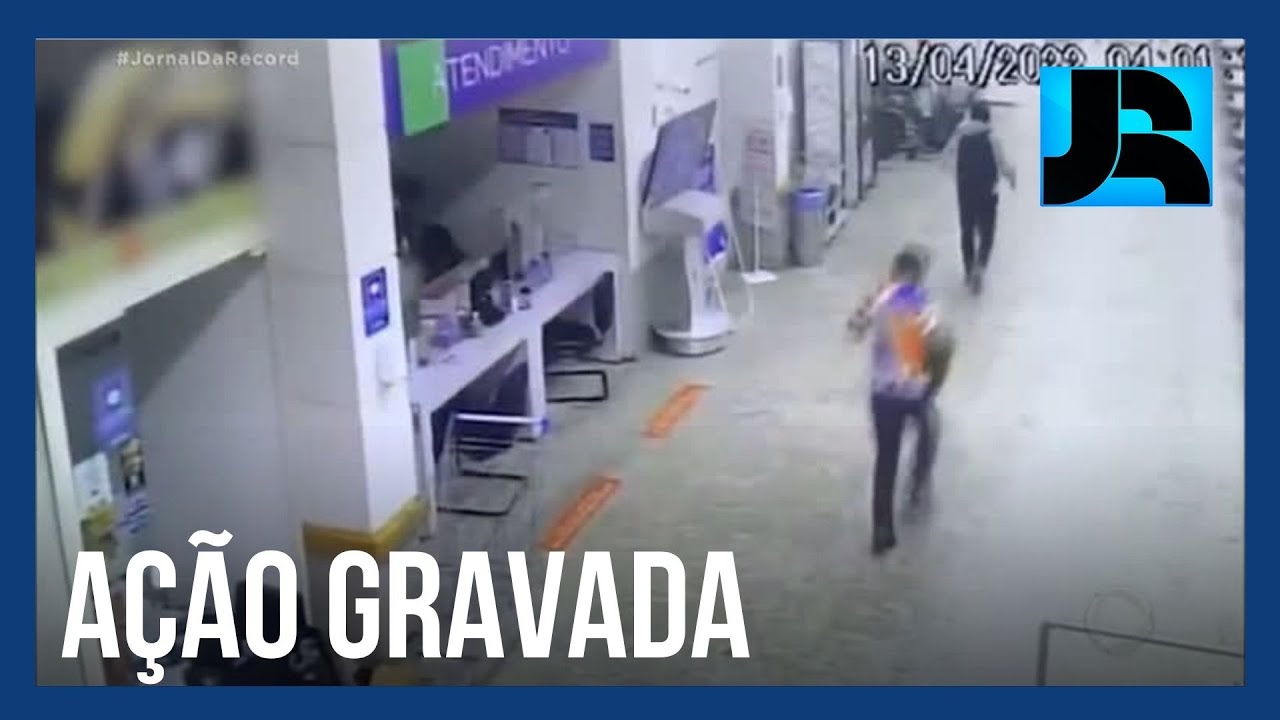 Quadrilha rouba joalheria dentro de supermercado, troca tiros e incendeia carro no Guarujá (SP)