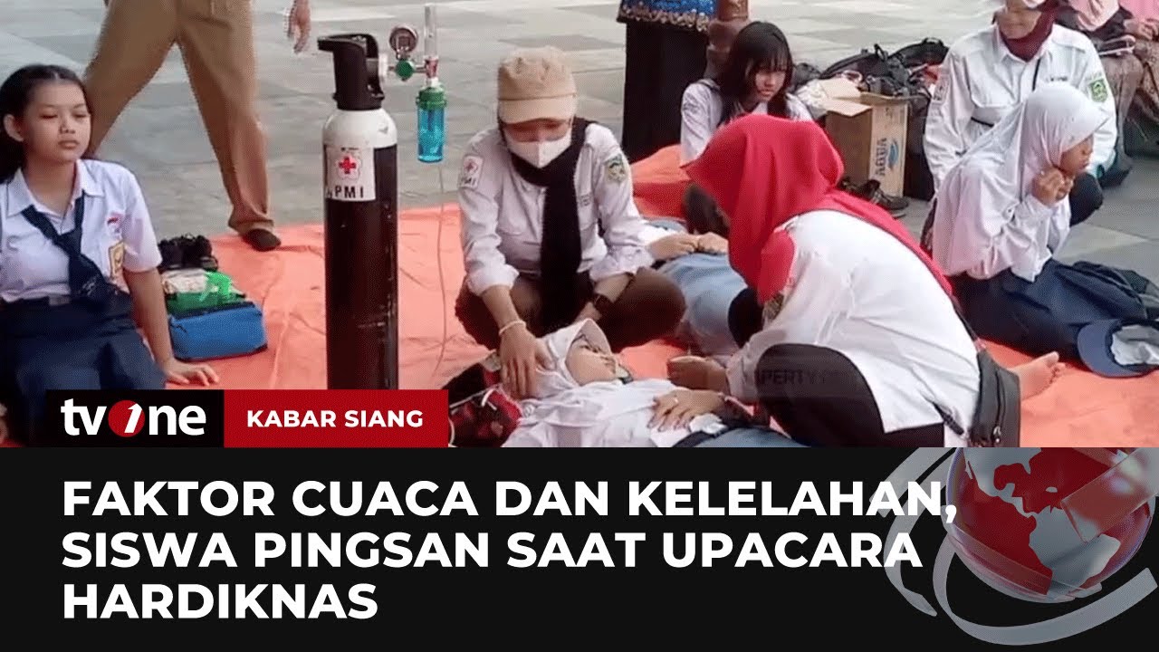 Sejumlah Siswa Pingsan saat Mengikuti Upcara Hardiknas | Kabar Siang tvOne