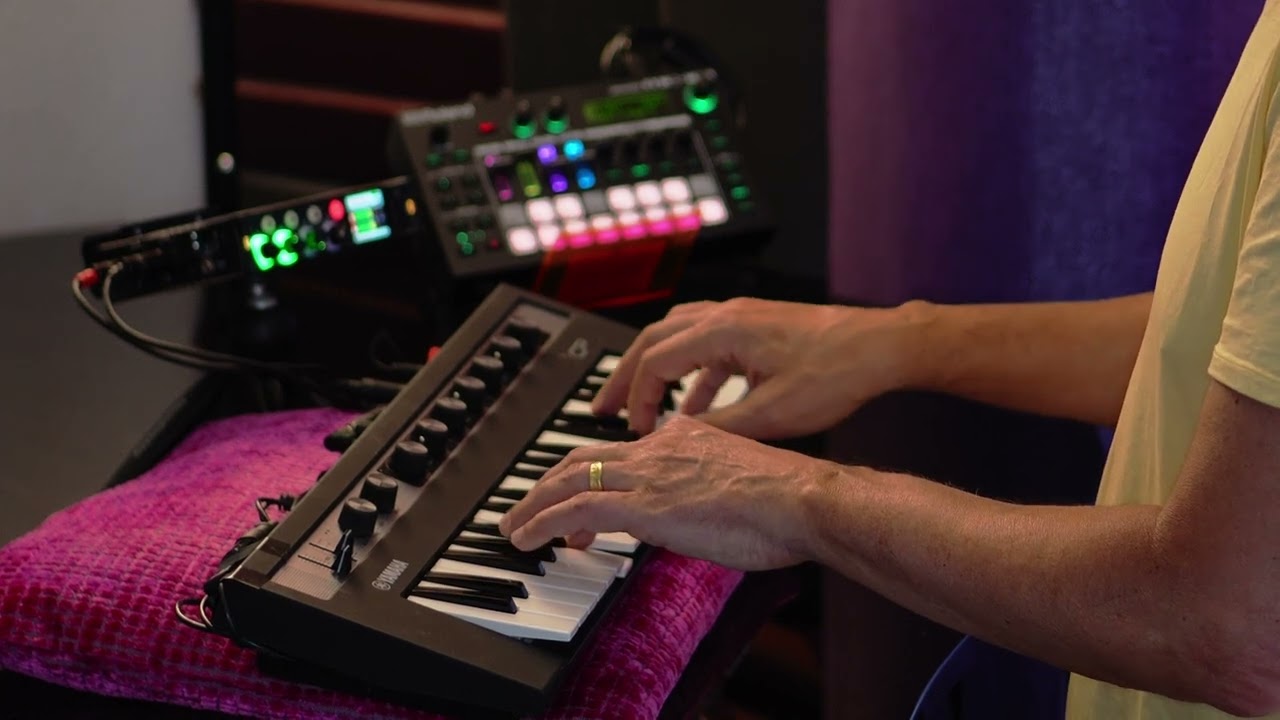Roland MC-101 groovebox used as portable sound module (w. Yamaha Reface CP)  - Corsica instrumental