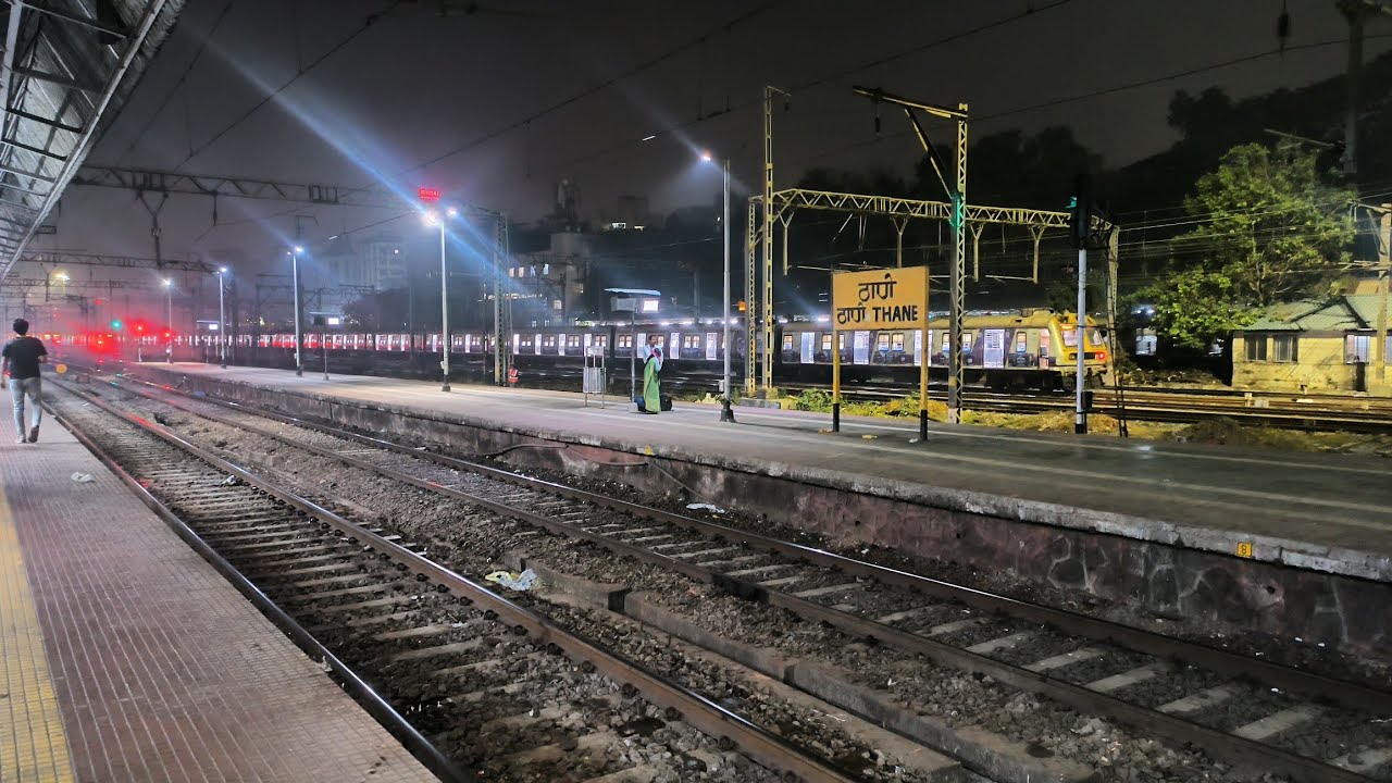 22177🔥🔥MUMBAI CSMT VARANASI MAHANAGARI EXPRESS ARRIVING THANE AT LATE NIGHT|
