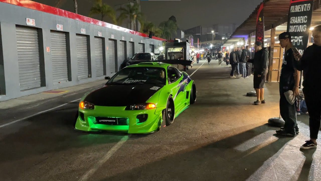 Evento de carro insano no estilo midnight club com muito drift.