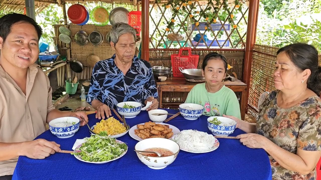 Thay Đổi Khẩu Vị Mẹ Làm Bún Chả Giò Cả Nhà Ăn Ngon Không Nói Nên Lời | KBMM