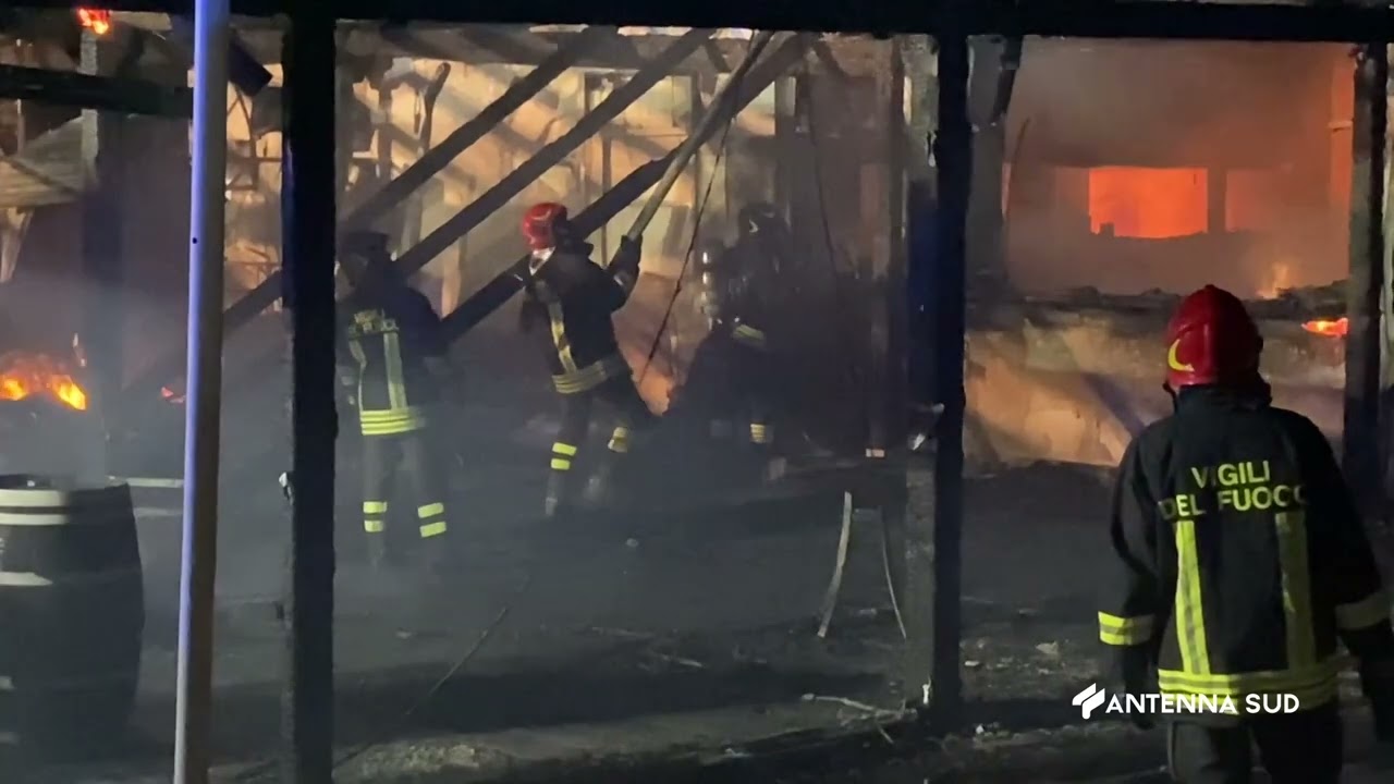13 Giugno 2022   Specchiolla BR   incendio notturno distrugge ristorante sul mare