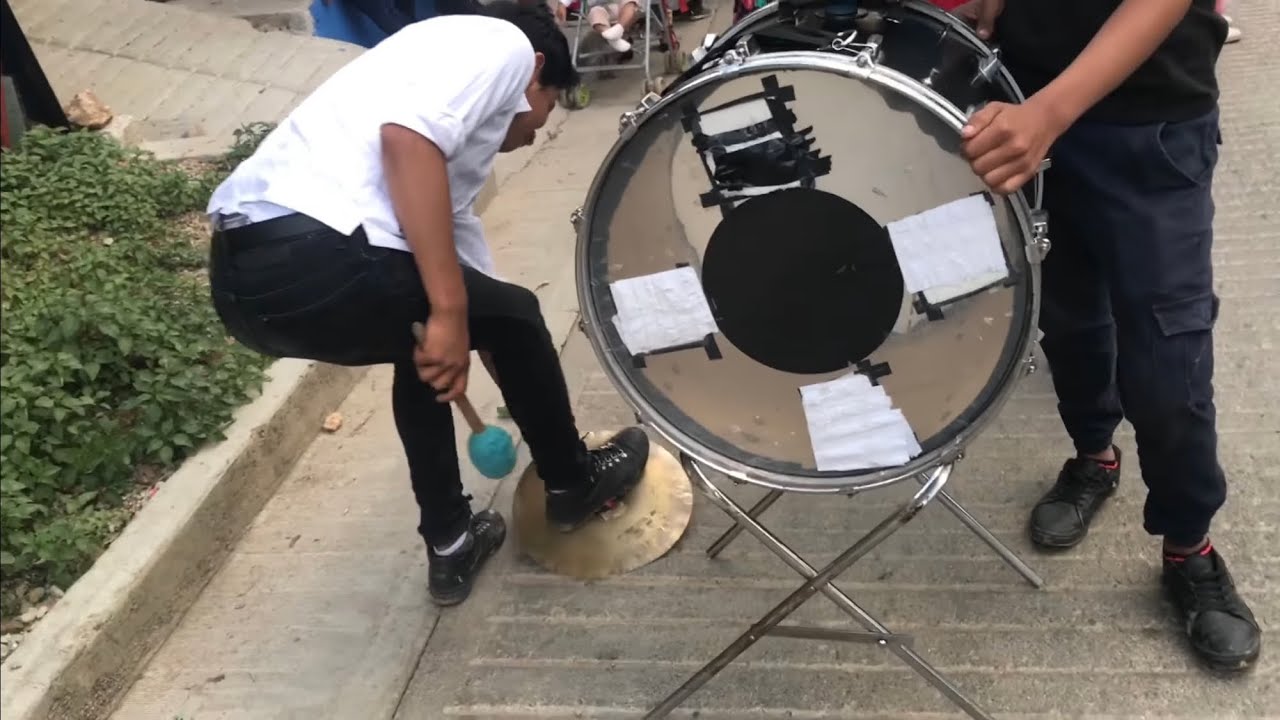 TAMBORERO SE LE DOBLAN SUS PLATILLOS EN PLENA TOCADA HIZO ESTO 😱