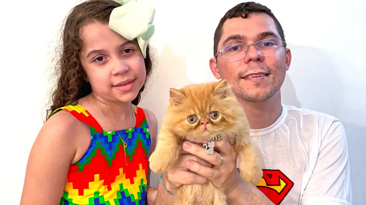 SARAH e o pai COMPRARAM um GATINHO | Sarah won a kitten