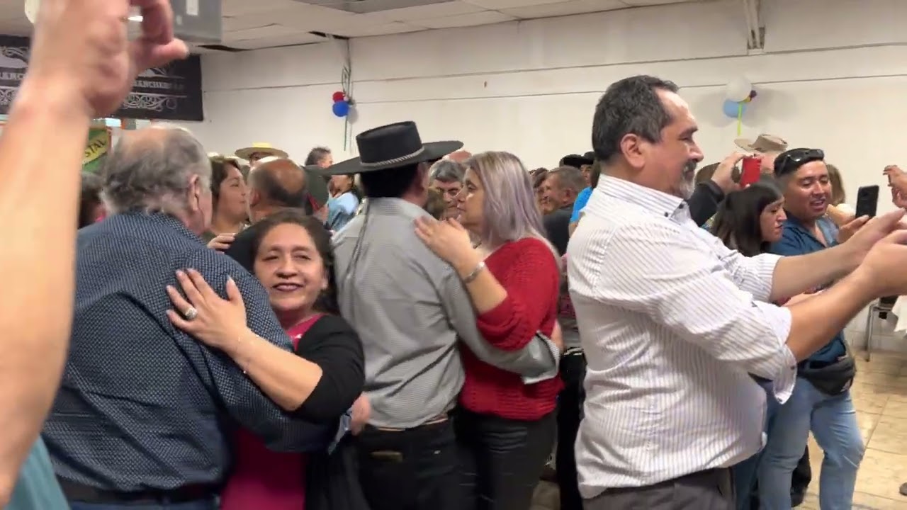 Ay que lindo bailan corridos mis queridos parientes - Los príncipes del norte Gran éxito en Santiago