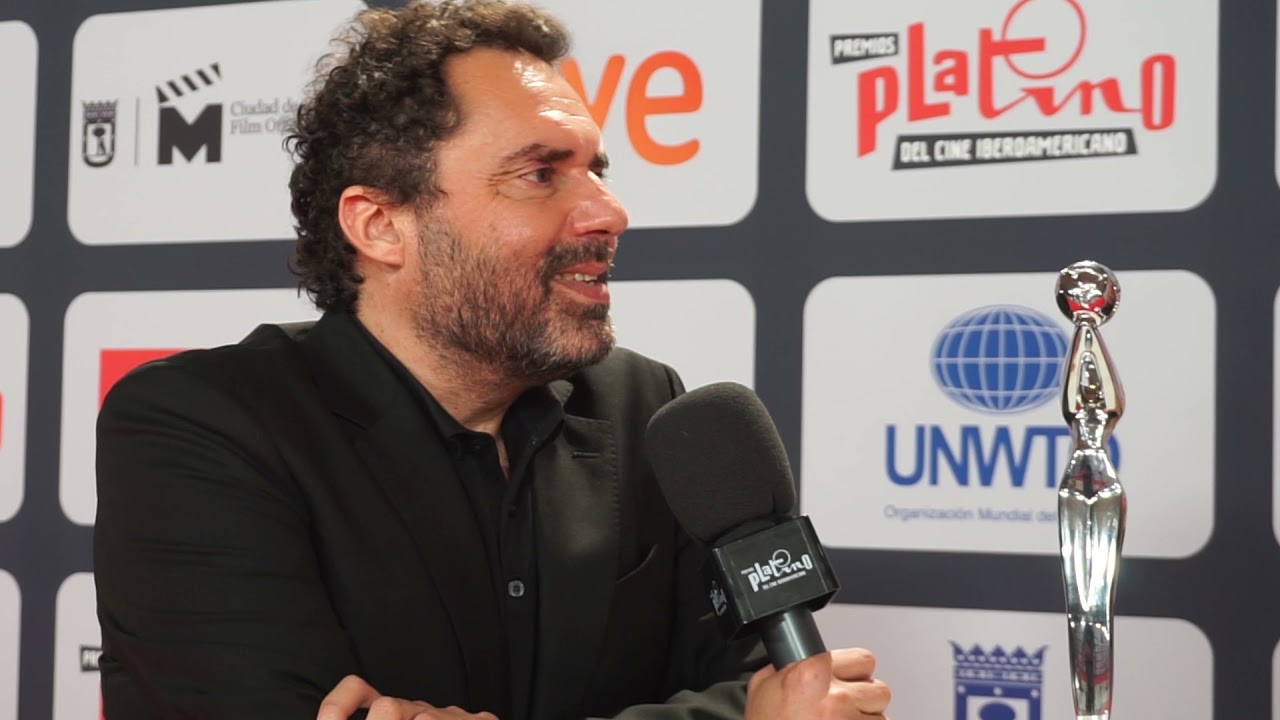 Premios PLATINO 2021 &ndash;Aitor Gabilondo en el photocall de ganadores