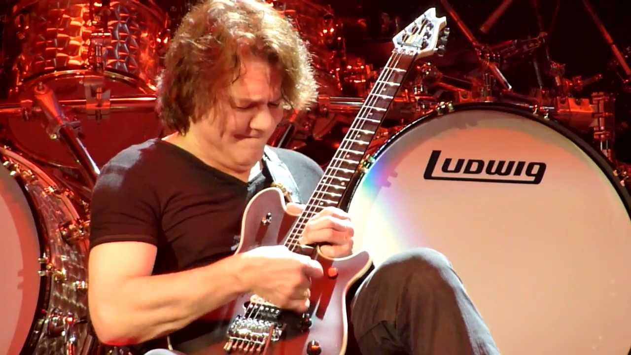 Eddie Van Halen Eruption Solo HD Front Row - Chicago - Allstate Arena - 04/01/12 - Close Up Zoom!