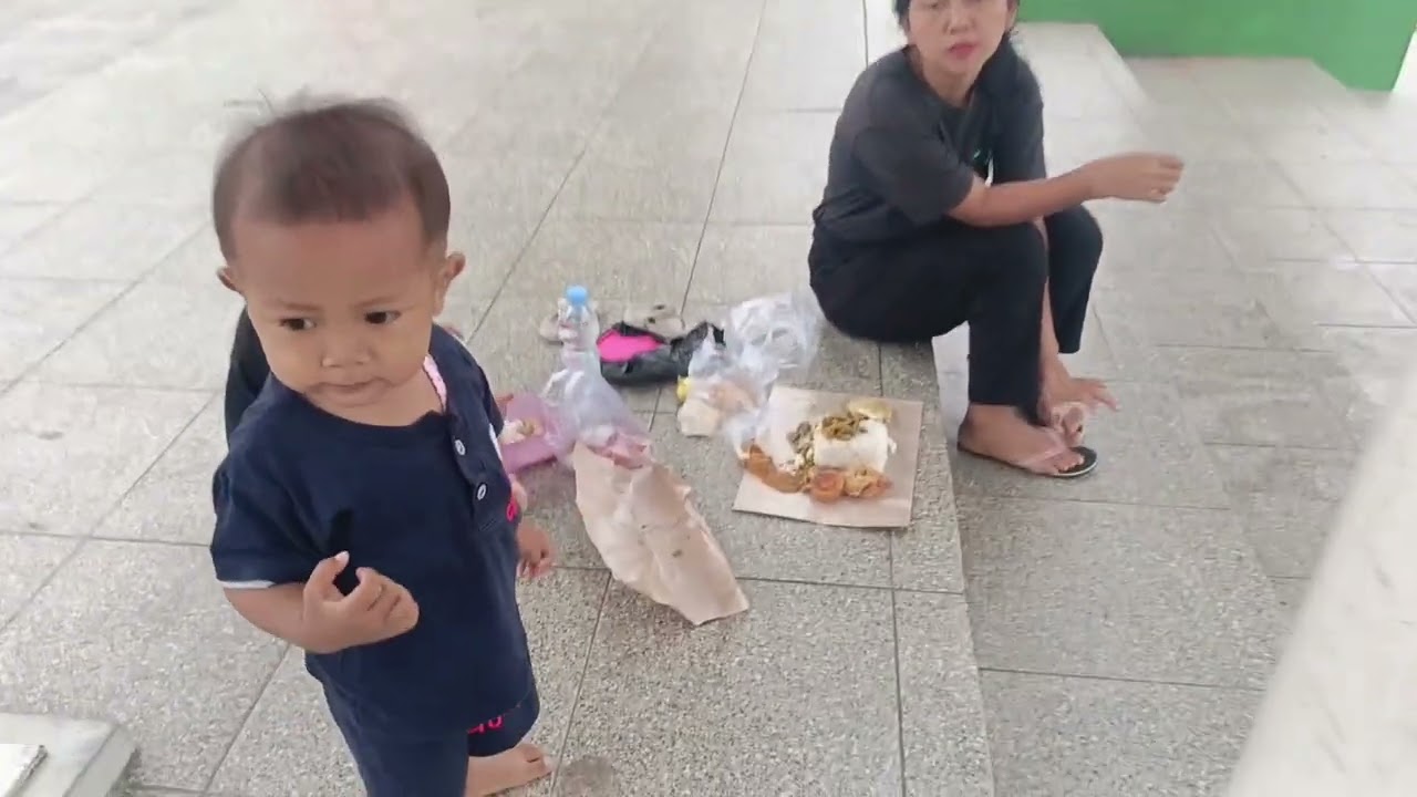 Zombienya masih disuapin