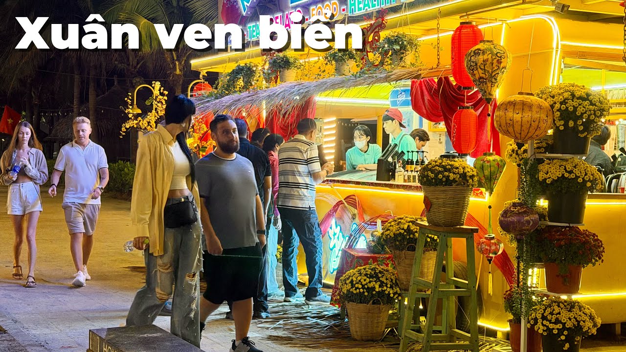 Xuân đi ngang biển, phố bỗng đông vui lạ | Đà Nẵng