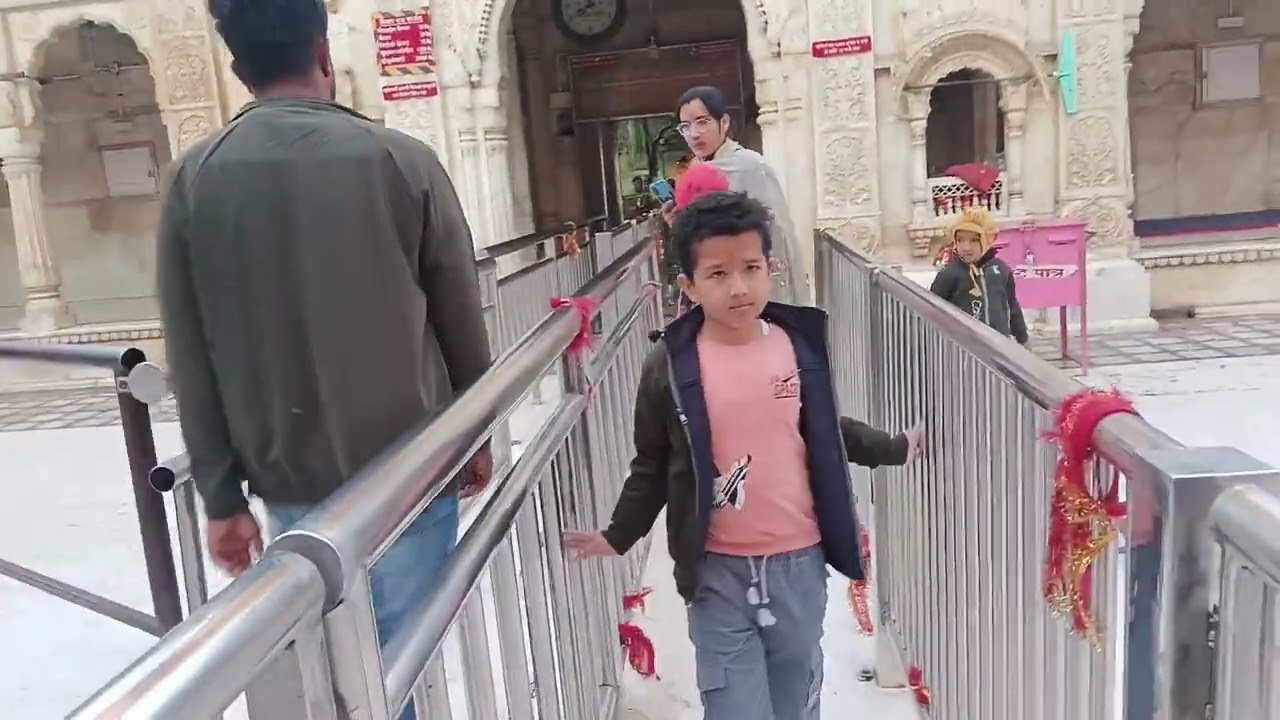 देशनोक बीकानेर में स्थित मंदिर  मां करणी के दर्शन ।#viral #love #rajasthani #चुहो वाली मां के दर्शन।