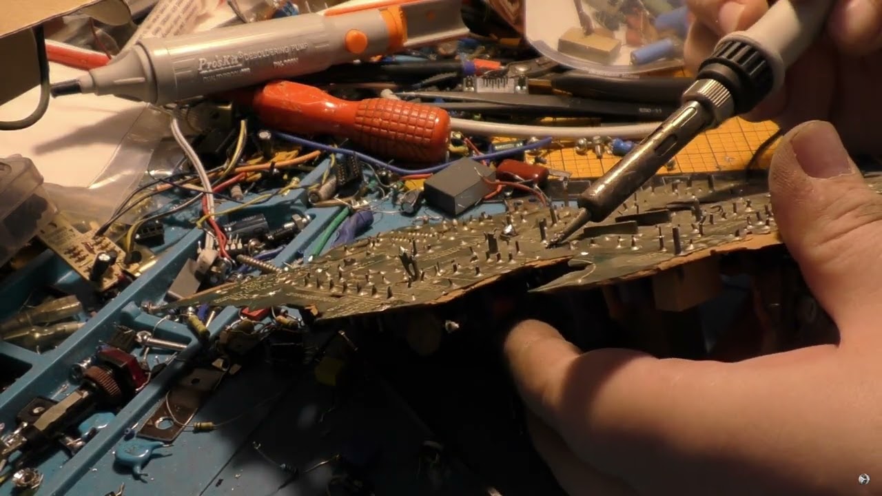 Złom czy skarb? Rozbieram starą płytę z telewizora – co jeszcze warto odzyskać?