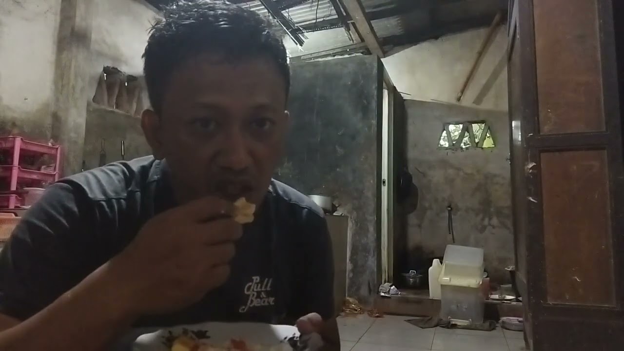 HUJAN HUJAN PERUT LAPER LURR.... terpaksa harus madyang lurr