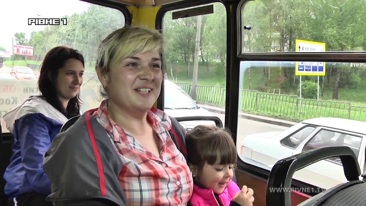 У Рівному водій маршрутки частує дітей цукерками