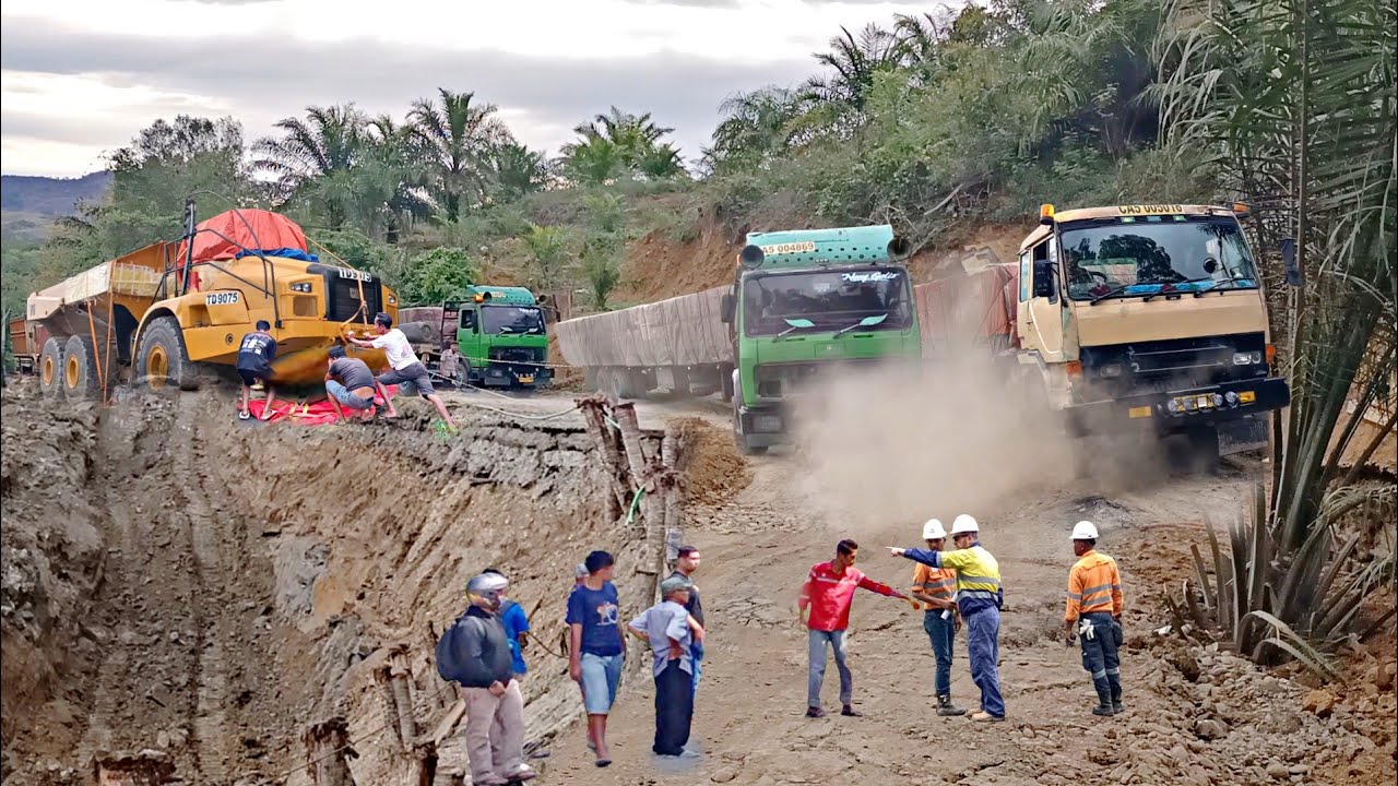 Jalan Dilebarkan..Truk Trailer Muatan Alat Berat Terpaksa Nginap,Truk Sawit Terbalik