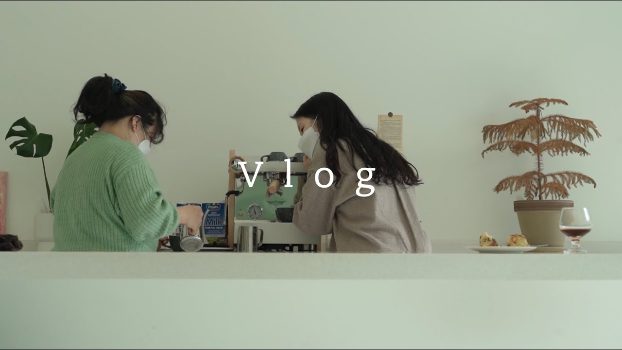 CAFE VLOG 👩🏻 The girl who's in an electric wheelchair came to learn latte art from me