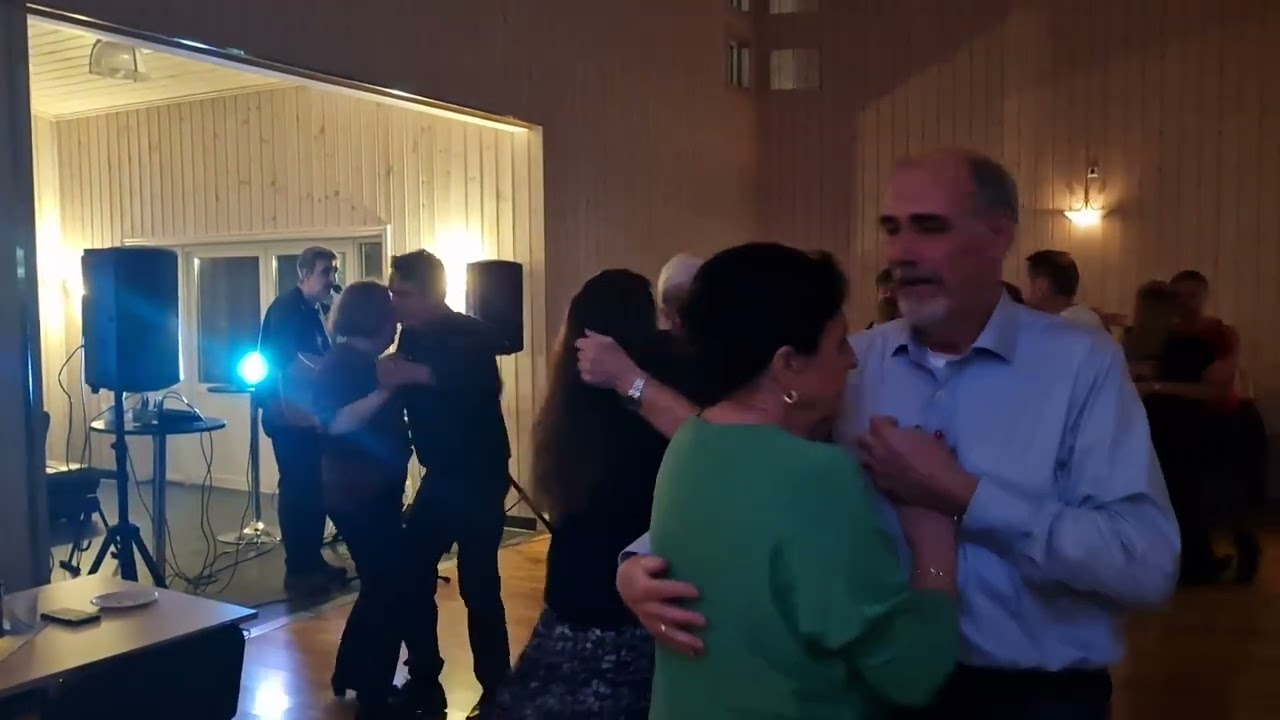 En liten ängel synger Alan Johansen om på tirsdagsdansen Leirsund Dansnytt