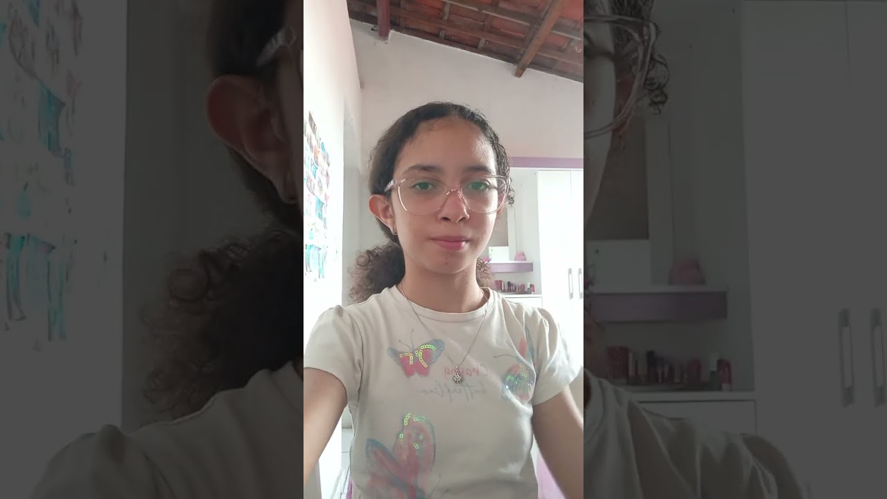Mostrando os livros que eu uso em dia de terça-feira na escola.
