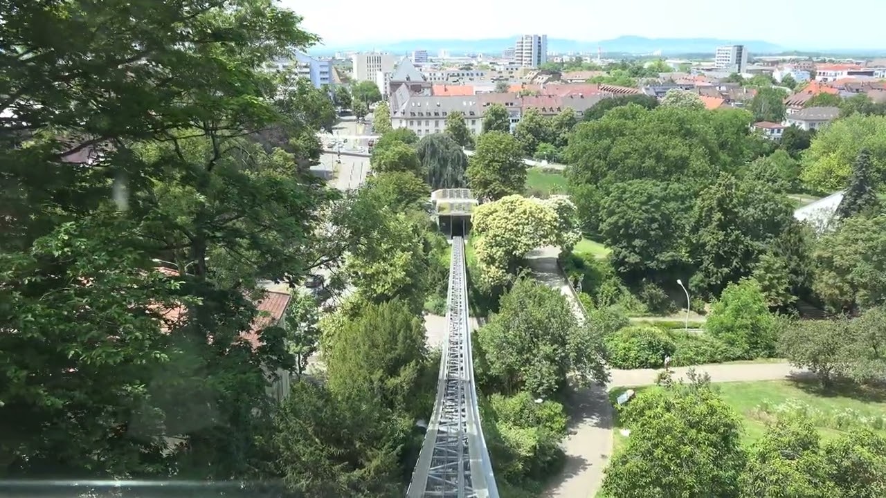 🇩🇪 Schlossbergbahn Freiburg: Spektakul&auml;re Talfahrt mit atemberaubendem Blick auf die Stadt | 4K UHD