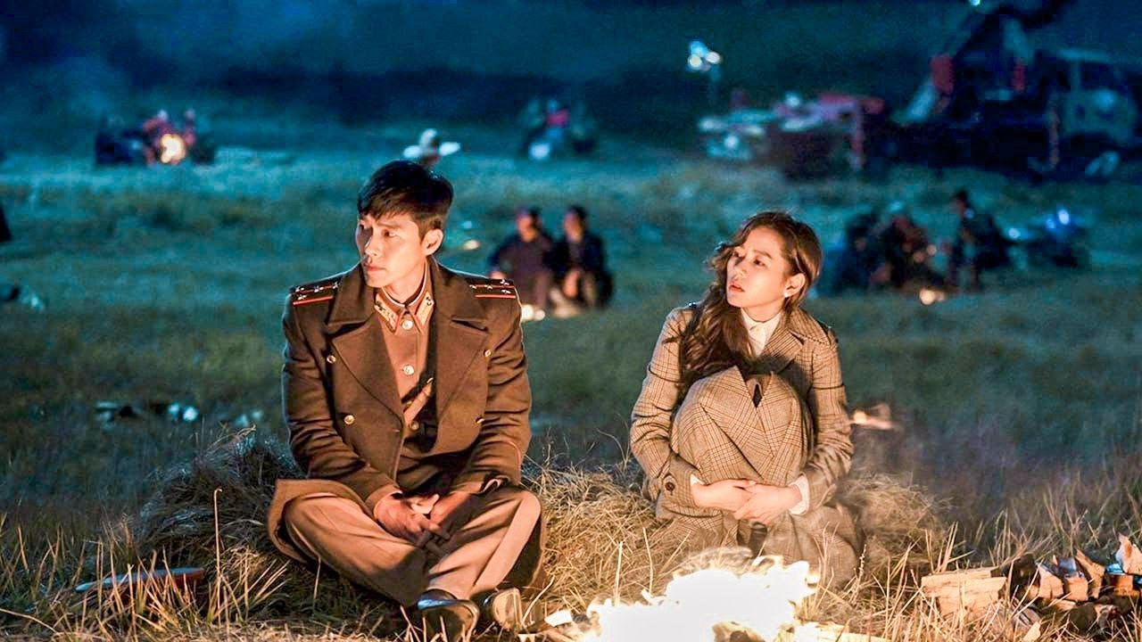 بنت تعمل تجربة للطيران لكنها بالخطأ تقع في حدود دولة اخرى فيجدها جندي ليساعدها بالهروب | C r  s h