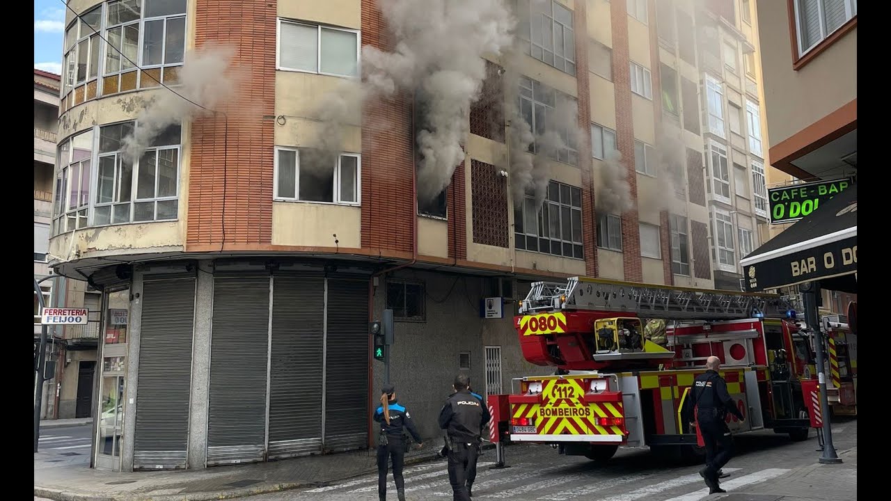 Llegada de los bomberos a la calle Bonhome por el incendio en un piso