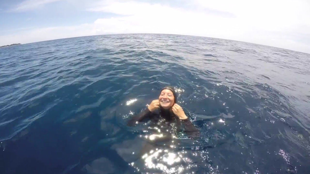 Freedive-Earth, How to take off your wetsuit by Jana