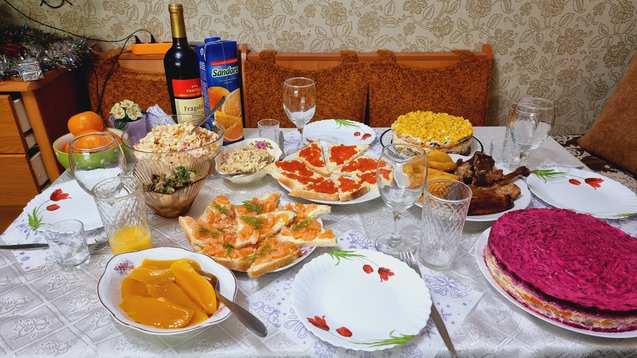 Наш скромный Новогодний стол) Наготовили, а есть не хочется...