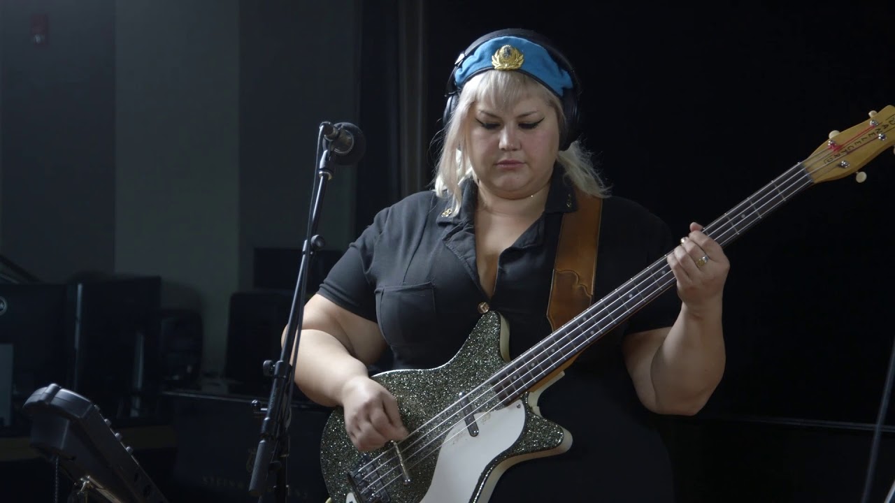 Shannon and the Clams perform 