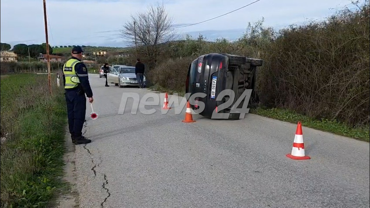 Aksident i rëndë në Fier, makina del nga rruga dhe përmbyset, drejtuesja përfundon në spital