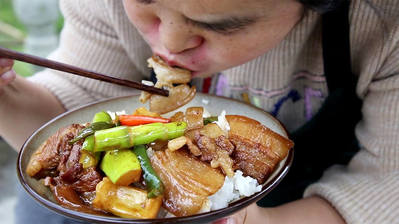 Побеги бамбука с большими кусками свиной грудинки