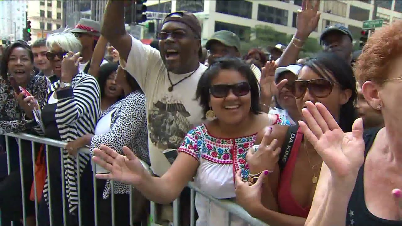 Oprah Fans Go Crazy in Chicago