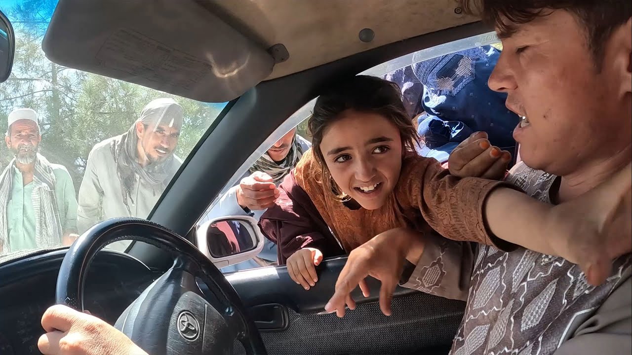 拾荒女孩突破人群，整個身子都鉆進車窗，嘴裏不停地說“給我饢” 【NO:569】
