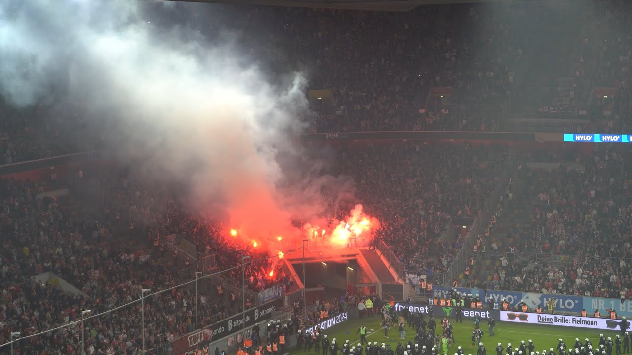 [0-3, 5:6 i.E.] Fortuna Düsseldorf - VfL Bochum, Relegation 2024, Support und Torjubel im Gästeblock