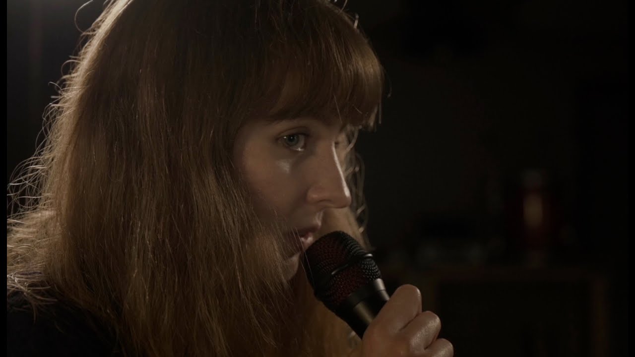 Дженни в отпуске перепела песню «Androgynous» группы The Replacements для The Line of Best Fit