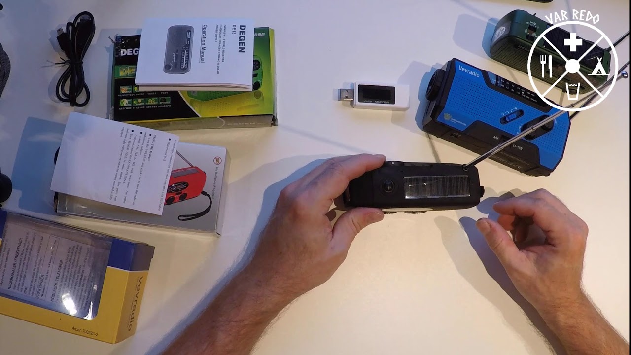 Jämför tre vevradioapparater Degen DE-13, HY-088WB och en vevradio från Civilförsvarsförbundet