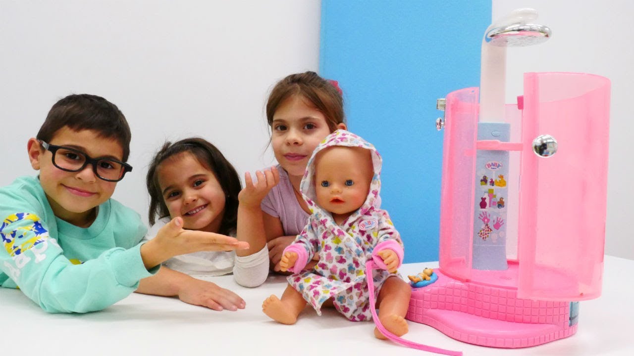 Baby Born oyuncak için Fındık ailesi duşakabin alıyor