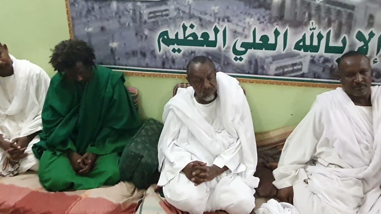 المنشد الرايع محمد هجو بحضور خليفة الشيخ الشايقي إبنه الشيخ دفع الله والخليفة شرف شيخ علي أبو شمال