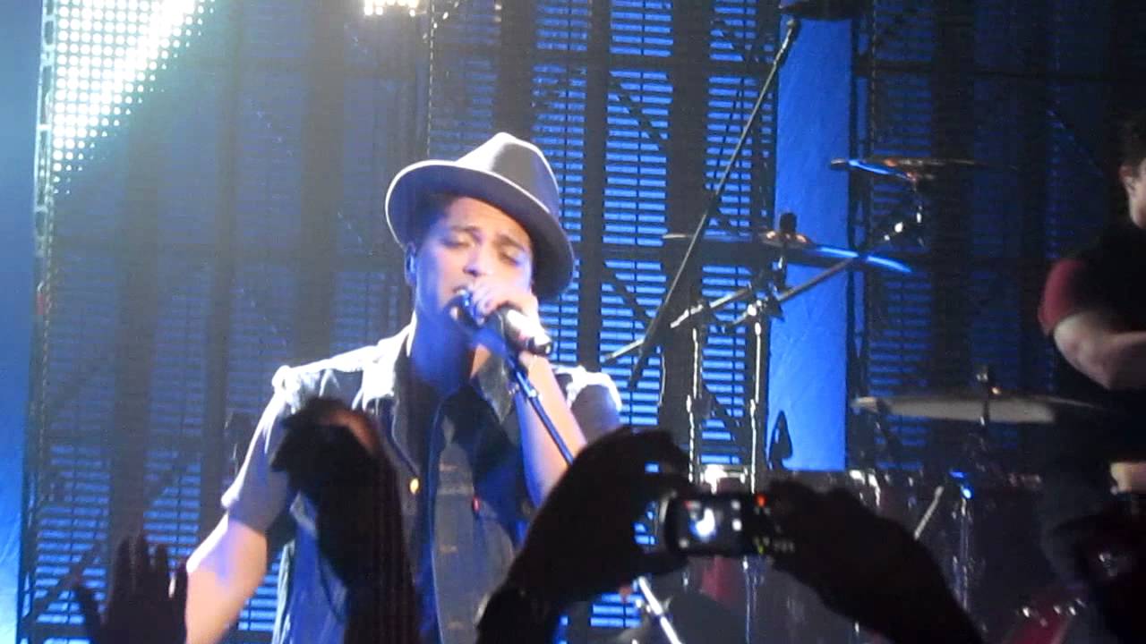 Bruno Mars in Miami Beach - Talking to the Moon HD [May 11,2011]