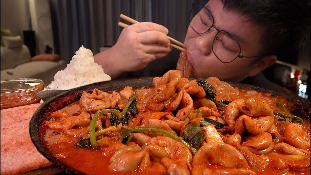 돼지곱창전골 먹방 서울시 동대문구소재 노포 전골인데 국물보다 곱창이많다 레전드 먹방 gopchangjeongol mukbang