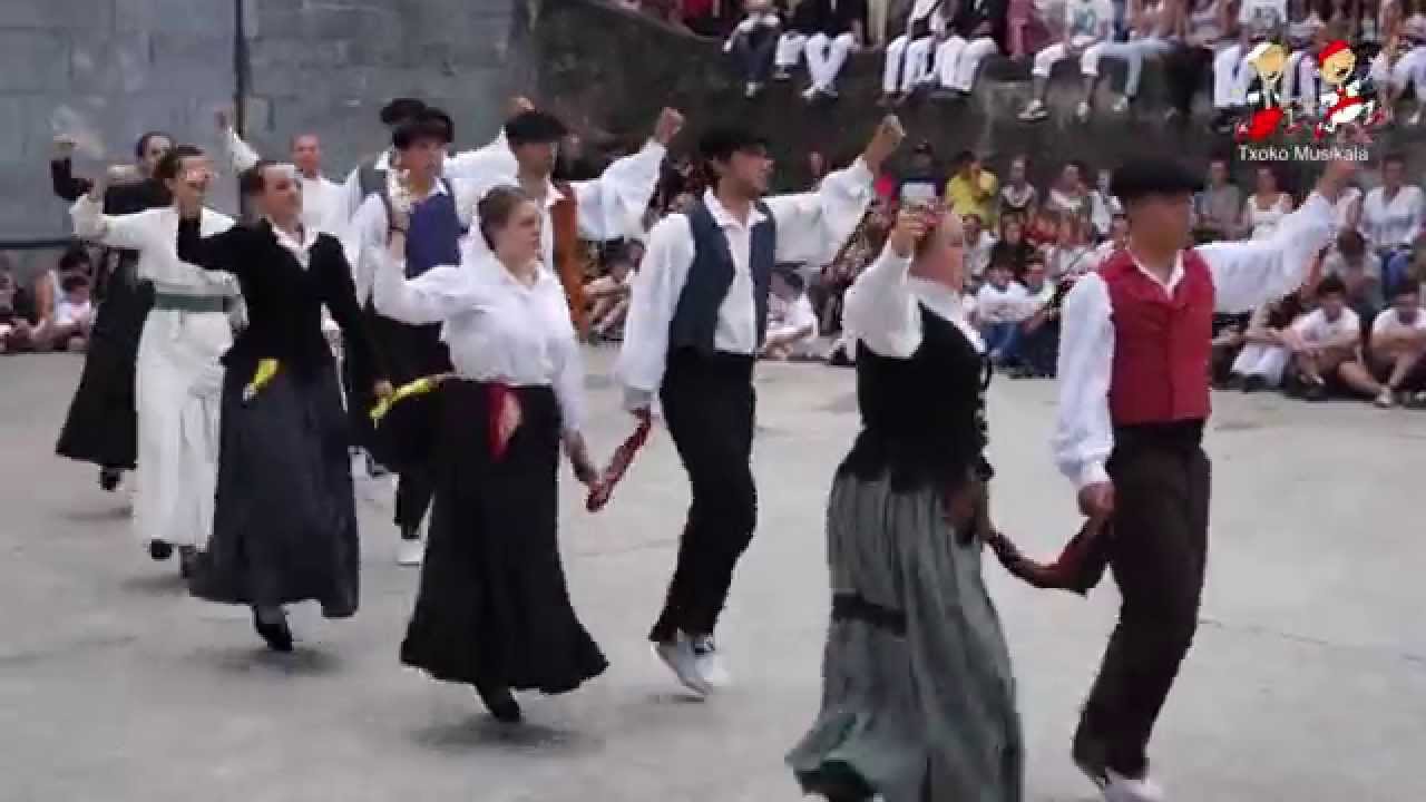201408120101 Aurrera dantza taldea, 2014an, Leitzako Ingurutxoa dantzatzen.