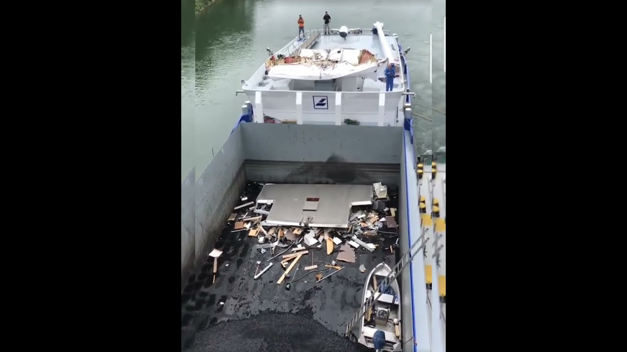 Schiff kollidiert mit Brücke: Wesel-Datteln-Kanal gesperrt. #Dorsten #Unfall | HomoPinguin