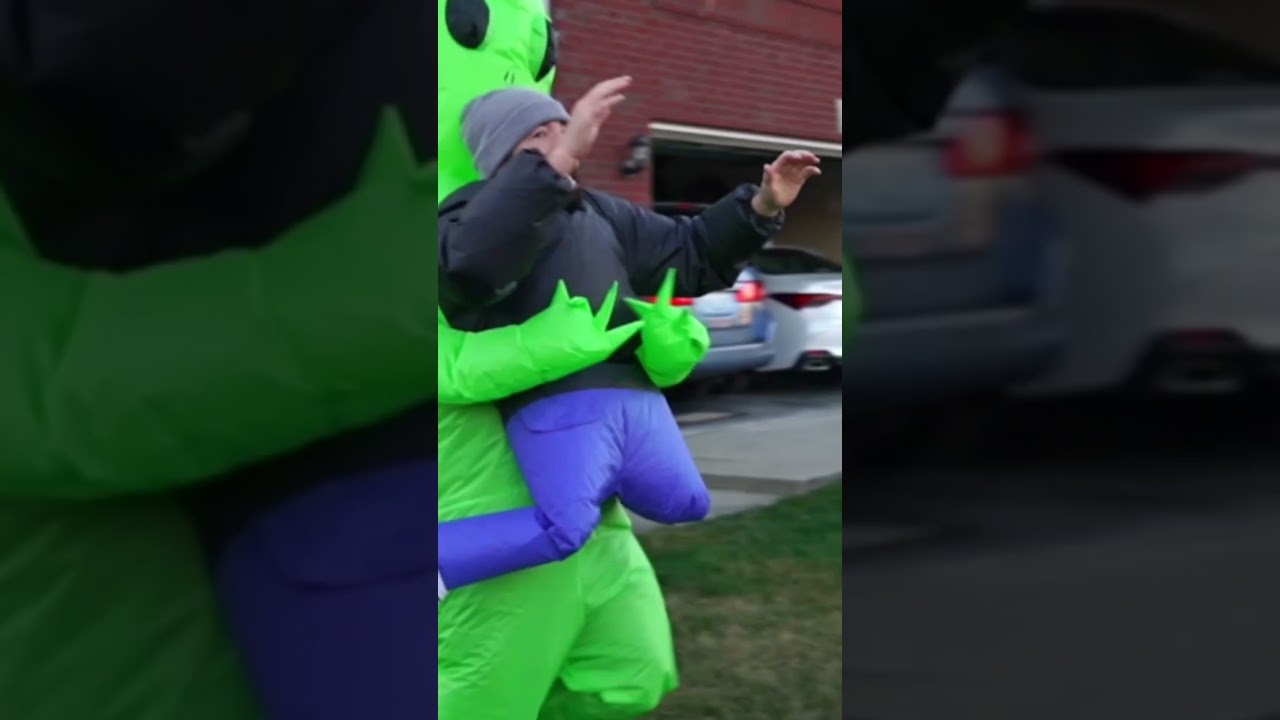 #alien #alienattack #spyballoon #syfy #extraterrestrial #funny #skit #costume #prank