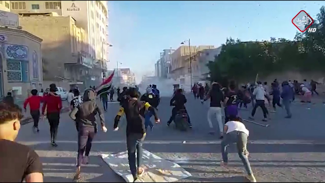 مواجهات بين قوات مكافحة الشغب و متظاهرين في ساحة الصدرين وسط النجف