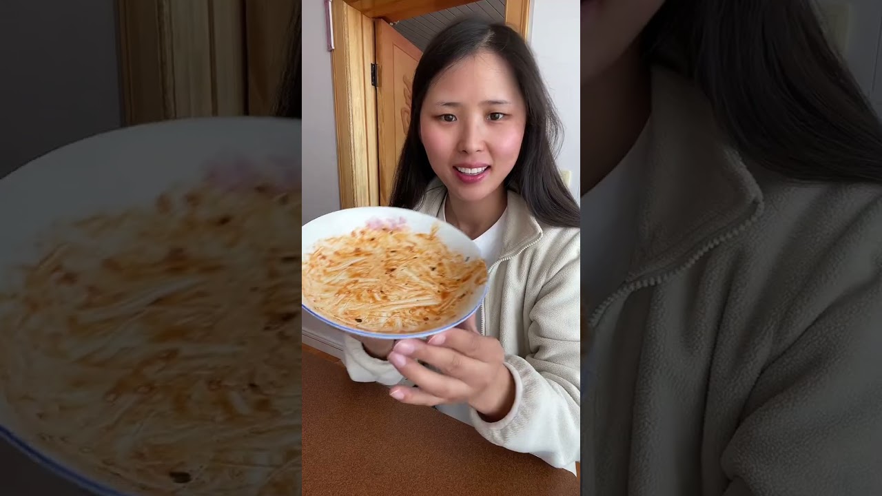 小夫妻回村日记｜今天和婆婆去赶集，买了好多菜和水果，最开心的是吃到了心心念念的火鸡面。#记录我的农村生活 #我们一家的平淡生活 #婆媳 #在农村生活的一天有多充实 #真实的乡村生活是这样的 @抖音媒