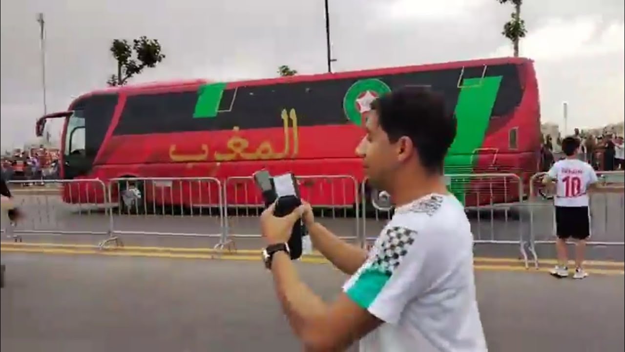 لحضة وصول المنتخب الوطني المغربي إلى المركب الرياضي بفاس.. أجواء حماسية