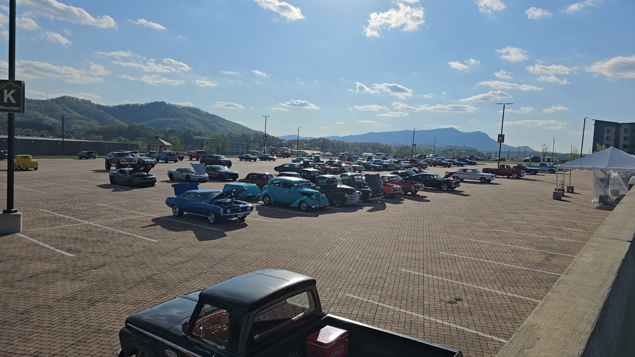 Pigeon Forge Rod Run spring 2025. Friday night