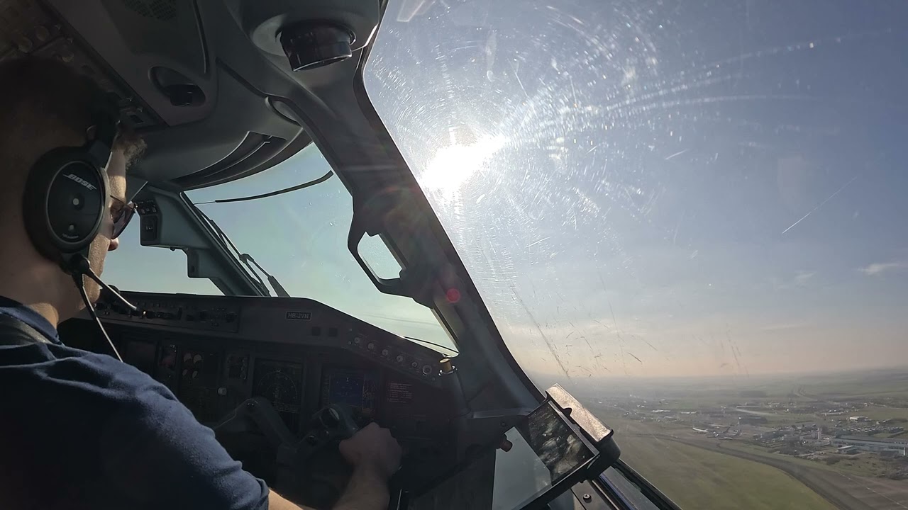(Cockpit view) E190 Landing Training