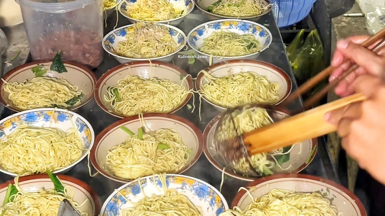 MIE PANGSIT LEGENDARIS di KOTA MALANG SEKALI BUAT PULUHAN PORSI